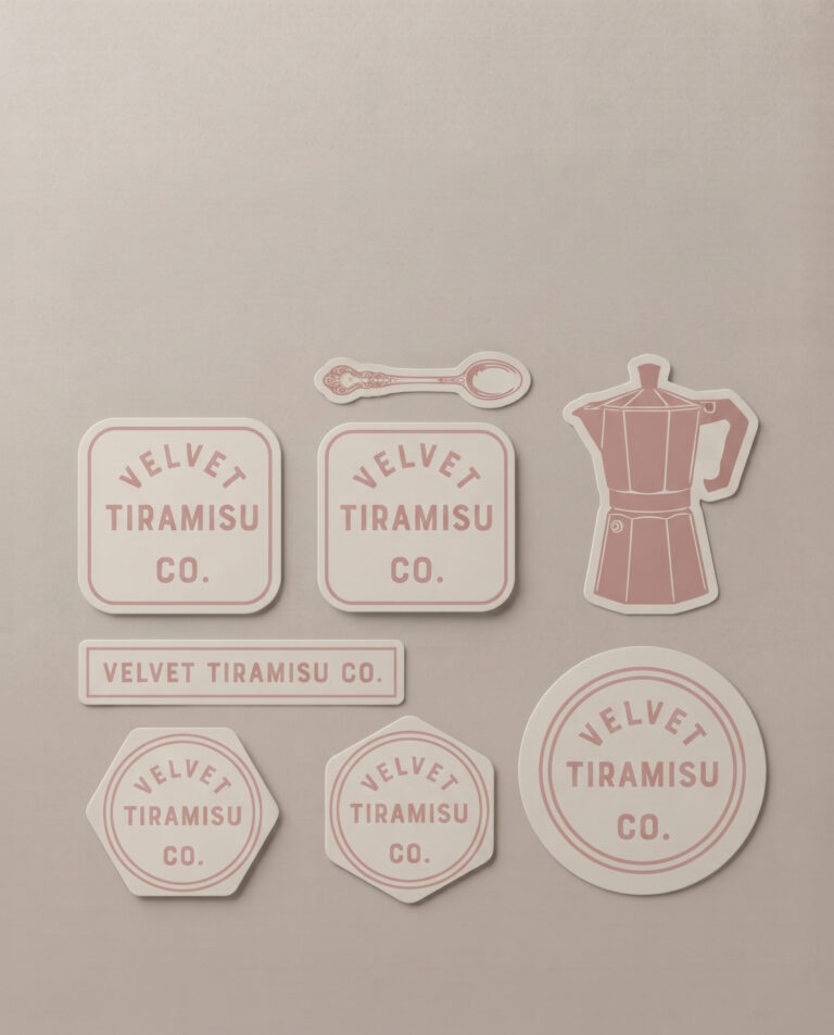 Elementi del coordinato grafico e badge adesivi con illustrazioni per Velvet Tiramisù Co.